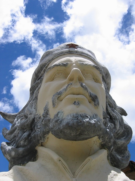 che_guevara_statue_closeup.jpg