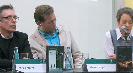 Clemens Meyer mit Ohrhörer Leipziger Buchmesse 2008