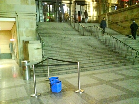 (Januar 2009. Die Ausstellung findet direkt in der geräumigeren Westhalle des Bahnhofs statt: Der Ritterschlag für den Künstler.)