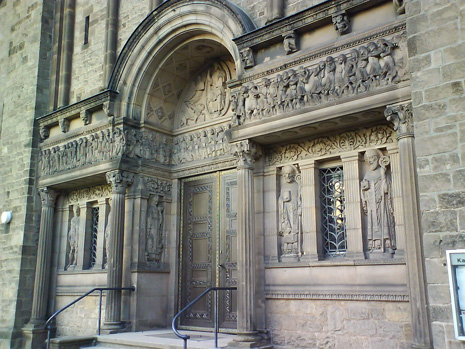 Hätte mir jemand gesagt, dass die Kirche St. Martin original romanisch sei, hätte ich es sogar geglaubt, bis ich den Eingang gesehen hätte, der nicht nur viel zu gut erhalten daherkommt, sondern seine Geschichte--wie soll man sagen?--irgendwie zu narrativ darstellt. Aber sehenswert. (Auch der Glockenturm.)