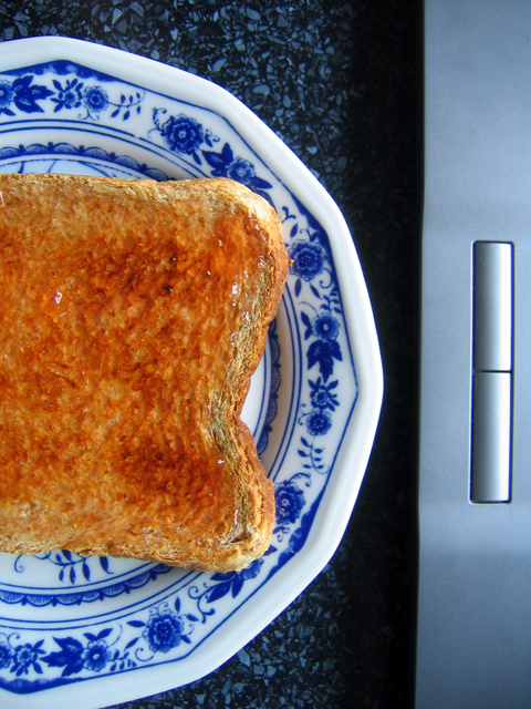 Toast und Laptop