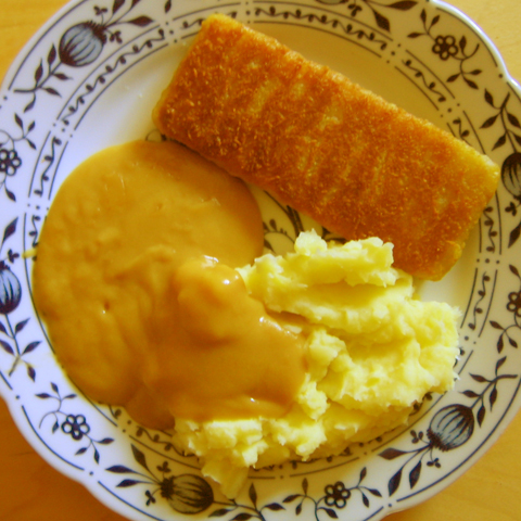 Fisch in Panade gebraten an Kartoffelbrei mit Senfsoße